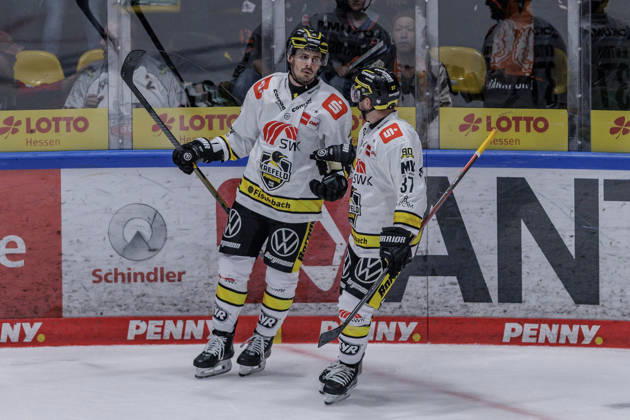 PEnny DEL Löwen Frankfurt vs. Krefeld Pinguine, October 8, 2026: Mathew Santos (Krefeld Pinguine, 95) scored the goal to make it 1–2 and celebrates with Max Newton (Krefeld Pinguine, 37), Löwen Frankfurt vs. Krefeld Pinguine, Frankfurt, NIX Ice Arena, October 8, 2026 Copyright: xBEAUTIFULxSPORTS Gawlikx