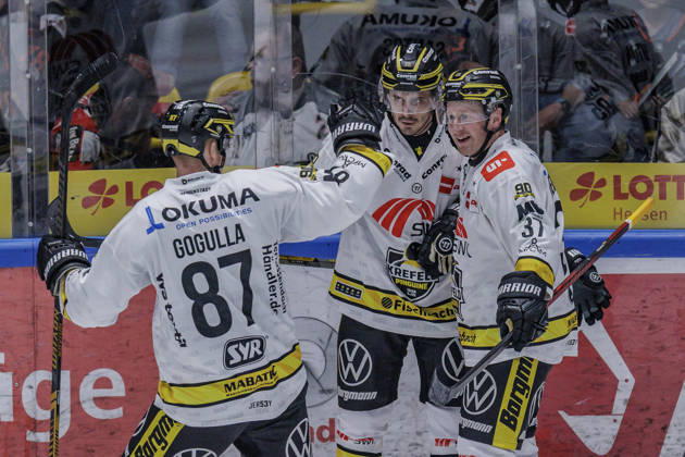 PEnny DEL Löwen Frankfurt vs. Krefeld Pinguine, October 8, 2026: Mathew Santos (Krefeld Pinguine, 95) scored the goal to make it 1–2 and celebrates with Max Newton (Krefeld Pinguine, 37) and Philip Gogulla (Krefeld Pinguine, 87), Löwen Frankfurt vs. Krefeld Pinguine, Frankfurt, NIX Ice Arena, October 8, 2026 Copyright: xBEAUTIFULxSPORTS Gawlikx