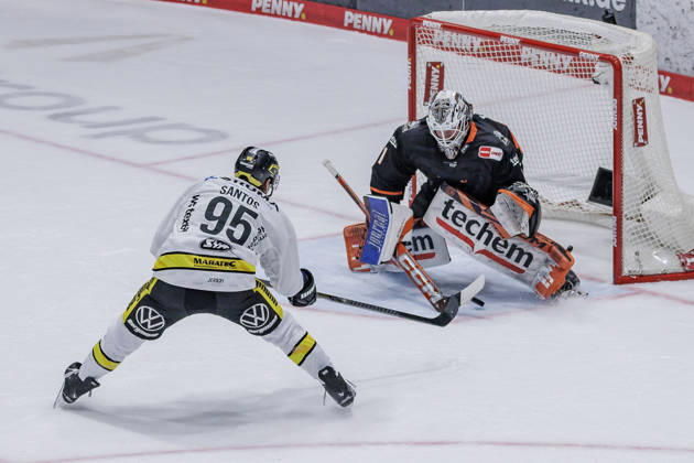 PEnny DEL Löwen Frankfurt vs. Krefeld Pinguine, October 8, 2026: Mathew Santos of the Krefeld Pinguine scores the goal to make it 1–2, leaving Nico Pertuch of the Löwen Frankfurt looking foolish; Löwen Frankfurt vs. Krefeld Pinguine, Frankfurt, NIX Ice Arena, October 8, 2026 Copyright: xBEAUTIFULxSPORTS Gawlikx