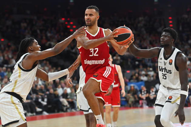Johannes THIEMANN FCB, Action, One-on-one against Marcus Carr, Bologna, Mouhamet Diouf (right), Bologna Basketball EuroLeague, 2026–2027 Season, FC Bayern Munich vs. Virtus Bologna on October 8, 2026, S A P G A R D EN