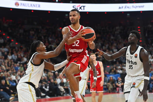 Johannes THIEMANN FCB, Action, One-on-one against Marcus Carr, Bologna, Mouhamet Diouf (right), Bologna Basketball EuroLeague, 2026–2027 Season, FC Bayern Munich vs. Virtus Bologna on October 8, 2026, S A P G A R D EN