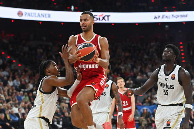 Johannes THIEMANN FCB, Action, One-on-one against Marcus Carr, Bologna, Mouhamet Diouf (right), Bologna Basketball EuroLeague, 2026–2027 Season, FC Bayern Munich vs. Virtus Bologna on October 8, 2026, S A P G A R D EN