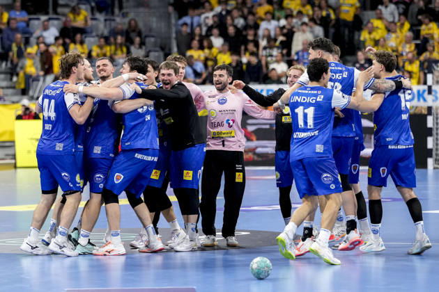 Players from ThSV Eisenach, celebrating after the final whistle, joy over the victory, winners, celebrating, cheering, happy, positive, delighted, optimistic, highlight, action, dancing in a circle, team huddle, October 8, 2026, Mannheim, Germany, handball, Bundesliga, Rhein-Neckar Löwen vs. ThSV Eisenach xozx