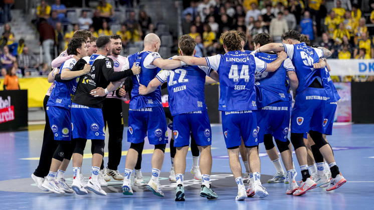 Players from ThSV Eisenach, celebrating after the final whistle, joy over the victory, winners, celebrating, cheering, happy, positive, delighted, optimistic, highlight, action, dancing in a circle, team huddle, October 8, 2026, Mannheim, Germany, handball, Bundesliga, Rhein-Neckar Löwen vs. ThSV Eisenach xozx