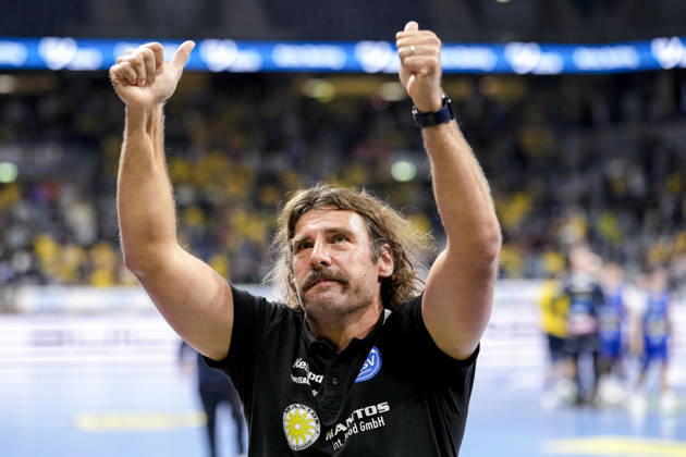Sebastian Hinze, coach, head coach, ThSV, giving a thumbs-up, gesture, body language, confident, positive, optimistic, joy, happy, delighted, single frame, single photo, action, Celebrating after the final whistle, joy over the victory, winner, celebrating, cheerful, positive, happy, optimistic, highlight, October 8, 2026, Mannheim, Germany, handball, Bundesliga, Rhein-Neckar Löwen vs. ThSV Eisenach xozx