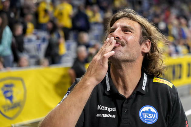 Sebastian Hinze, Coach, Head Coach, ThSV, blowing a kiss, single frame, single photo, action, Celebration after the final whistle, joy over the victory, winner, celebrating, cheerful, positive, happy, optimistic, highlight, action, 08 10 2026, Mannheim, Germany, handball, Bundesliga, Rhein-Neckar Löwen vs. ThSV Eisenach xozx
