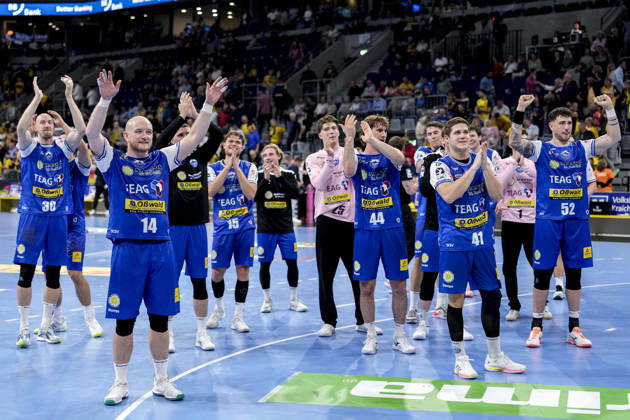 ThSV Eisenach players celebrate with the fans who traveled with them; cheering after the final whistle; joy over the victory; winners; celebrating; cheerful; positive; happy; optimistic; highlight; action; October 8, 2026, Mannheim, Germany, handball, Bundesliga, Rhein-Neckar Löwen vs. ThSV Eisenach xozx