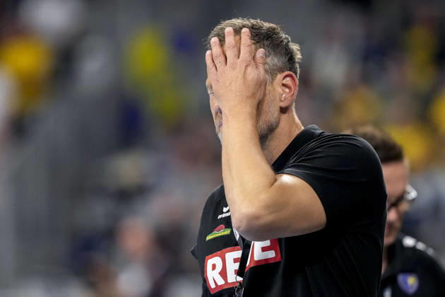 Maik Machulla, coach, head coach of the RNL, covers his face with his hand; single frame, single photo, action shot, looking disappointed, disappointment, frustration, pessimistic, October 8, 2026, Mannheim, Germany, handball, Bundesliga, Rhein-Neckar Löwen vs. ThSV Eisenach xozx