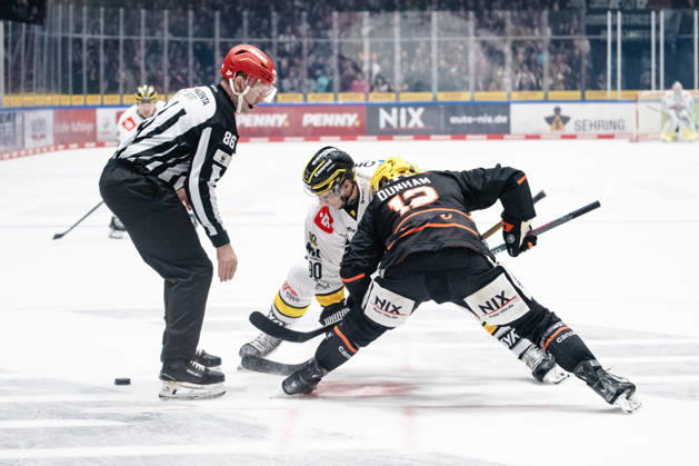 Noah Dunham, Loewen Frankfurt, 12 GER, Loewen Frankfurt vs. Krefeld Pinguine, Ice Hockey, PENNY DEL, Matchday 7, 2026–2027 Season, October 8, 2026 GER, Loewen Frankfurt vs. Krefeld Pinguine, Ice Hockey, PENNY DEL, Matchday 7, 2026–2027 Season, October 8, 2026 Frankfurt am Main Copyright: xEibner-Pressefoto AttilaxZigax EP_AZA