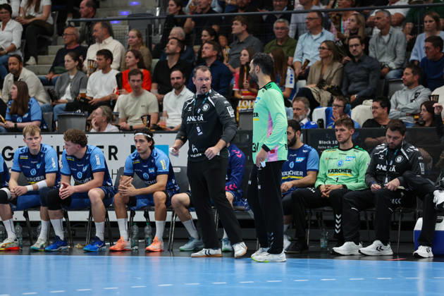 Misha Kaufmann (TVB Stuttgart), coach, in conversation with Mohamed El Tayar (TVB Stuttgart), October 12, GER, TVB Stuttgart vs. HSG Wetzlar, handball, Opel Handball Bundesliga, Matchday 8, 2026–2027 season, October 8, 2026 GER, TVB Stuttgart vs. HSG Wetzlar, Handball, Opel Handball Bundesliga, Matchday 8, 2026–2027 season, October 8, 2026 Stuttgart Copyright: xEibner-Pressefoto SoerenxHerwegx EP_SHG