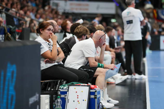 The HSG Wetzlar bench looks disappointed GER, TVB Stuttgart vs. HSG Wetzlar, Handball, Opel Handball Bundesliga, Matchday 8, 2026–2027 season, October 8, 2026 GER, TVB Stuttgart vs. HSG Wetzlar, Handball, Opel Handball Bundesliga, Matchday 8, 2026–2027 season, October 8, 2026 Stuttgart Copyright: xEibner-Pressefoto SoerenxHerwegx EP_SHG