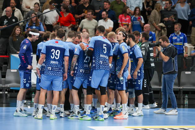 The TVB Stuttgart team during a timeout GER, TVB Stuttgart vs. HSG Wetzlar, Handball, Opel Handball Bundesliga, Matchday 8, 2026–2027 season, October 8, 2026 GER, TVB Stuttgart vs. HSG Wetzlar, Handball, Opel Handball Bundesliga, Matchday 8, 2026–2027 season, October 8, 2026 Stuttgart Copyright: xEibner-Pressefoto SoerenxHerwegx EP_SHG