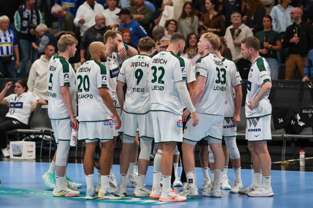 The HSG Wetzlar team during a timeout: GER, TVB Stuttgart vs. HSG Wetzlar, Handball, Opel Handball Bundesliga, Matchday 8, 2026–2027 season, October 8, 2026, GER, TVB Stuttgart vs. HSG Wetzlar, Handball, Opel Handball Bundesliga, Matchday 8, 2026–2027 season, October 8, 2026, Stuttgart Copyright: xEibner-Pressefoto SoerenxHerwegx EP_SHG