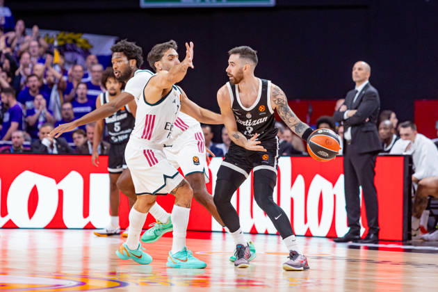 ESP Euroleague: Real Madrid vs. Partizan Belgrade. Facundo Campazzo of Real Madrid and Luca Vildoza of Partizan during the Euroleague game between Real Madrid and Partizan Mozzart Bet Belgrade, played at Movistar Arena on October 8, 2026, in Madrid, Spain. Madrid, Spain. Basketball Copyright: xAlbaxPachecox xAgenciaxLOFx