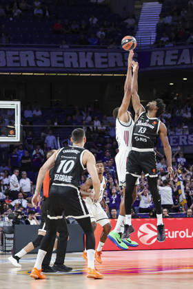 October 8, 2026, Madrid, Madrid, Spain: Walter Samuel Tavares da Veiga of Real Madrid and Kevarrius Hayes of Partizan Mozzart Bet Belgrade in action during the Euroleague Basketball Regular Season Round 4 game between Real Madrid v Partizan Mozzart Bet Belgrade at Movistar Arena on October 08, 2026 in Madrid, Spain. Madrid Spain - ZUMAa181 20261008_zaa_a181_227 Copyright: xIrinaxR.xHipolitox