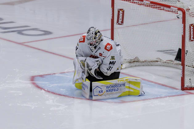 PEnny DEL Löwen Frankfurt vs. Krefeld Pinguine, October 8, 2026 Felix Bick Krefeld Pinguine 31 holds the puck, close-up, portrait, Löwen Frankfurt vs. Krefeld Pinguine, Frankfurt, NIX Ice Arena, October 8, 2026 Copyright: xBEAUTIFULxSPORTS Gawlikx