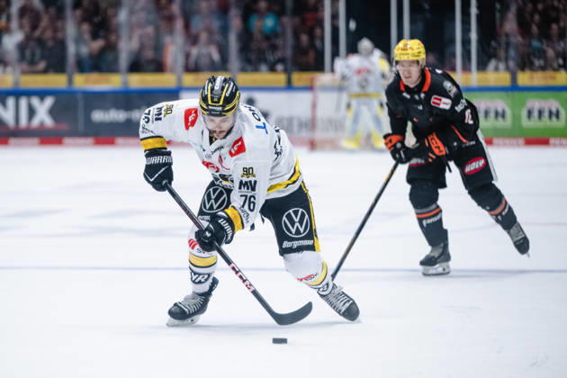 Phil Varone, Krefeld Pinguine, 76 GER, Loewen Frankfurt vs. Krefeld Pinguine, Ice Hockey, PENNY DEL, Matchday 7, 2026–2027 Season, October 8, 2026 GER, Loewen Frankfurt vs. Krefeld Pinguine, Ice Hockey, PENNY DEL, Matchday 7, 2026–2027 Season, October 8, 2026 Frankfurt am Main Copyright: xEibner-Pressefoto AttilaxZigax EP_AZA