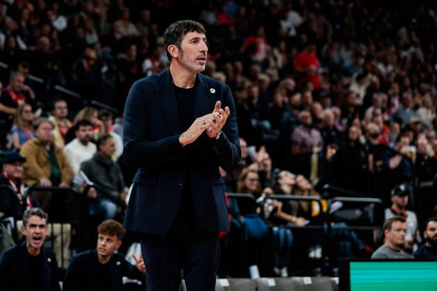 MUNICH, GERMANY - OCTOBER 08: Alex Mumbru (Head Coach Virtus Bologna) applauds during the Turkish Airlines EuroLeague match between FC Bayern Muenchen vs. Virtus Bologna at SAP Garden on round 4 of Turkish Airlines EuroLeague on October 08, 2026 in Munich, Germany. Bavaria Germany Copyright: xSteffiexWunderlx