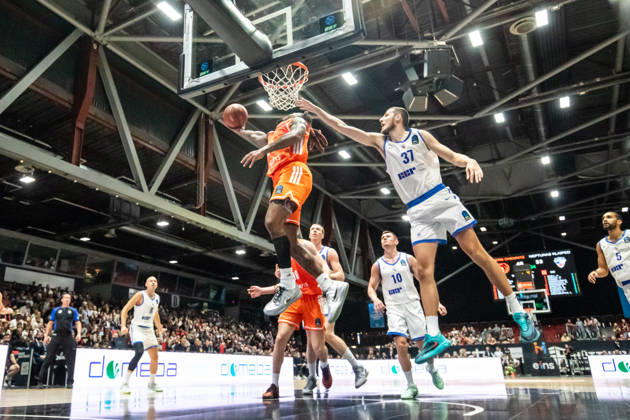 October 7, 2026, GER, BKT Eurocup, Basketball, Chemnitz, Niners Chemnitz vs. Neptunas Klaipeda, Cobe Williams (Niners Chemnitz), 24; Einaras Tubutis (Neptunas Klaipeda), 37; Chemnitz Messe, Chemnitz, Saxony, Germany