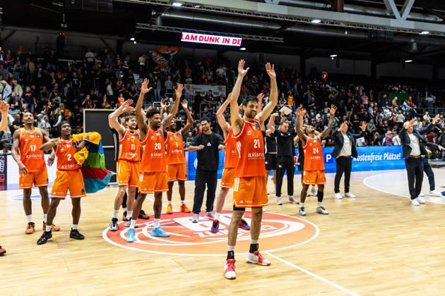 October 7, 2026, GER, BKT Eurocup, Basketball, Chemnitz, Niners Chemnitz vs. Neptunas Klaipeda, Mateo äeric of the Niners Chemnitz, 21, celebrates with the team at the Chemnitz Trade Fair, Chemnitz, Saxony, Germany