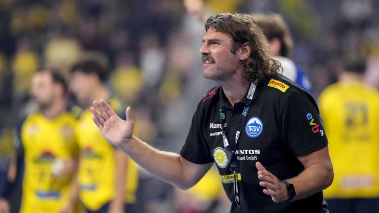 Sebastian Hinze, coach and head coach of ThSV, gives instructions, gesturing with his arms; single frame, single photo, action, October 8, 2026, Mannheim, Germany; handball, Bundesliga, Rhein-Neckar Löwen vs. ThSV Eisenach xozx