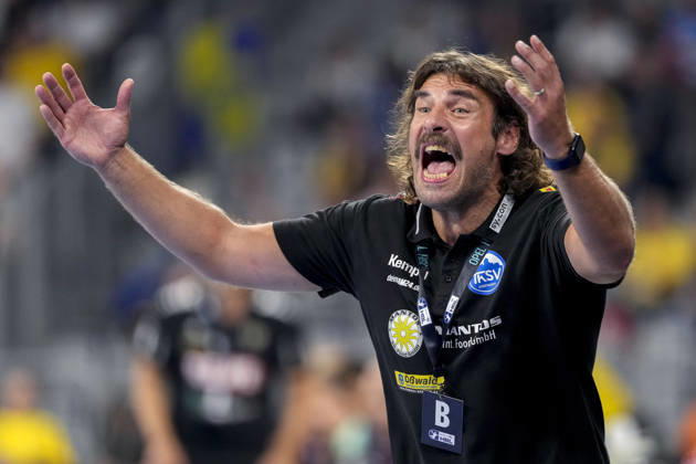 Sebastian Hinze, coach and head coach of ThSV, gives instructions, gestures with his arms, single frame, single photo, action, is angry, calls out, shouts, screaming, 08 10 2026, Mannheim, Germany, handball, Bundesliga, Rhein-Neckar Löwen vs. ThSV Eisenach xozx