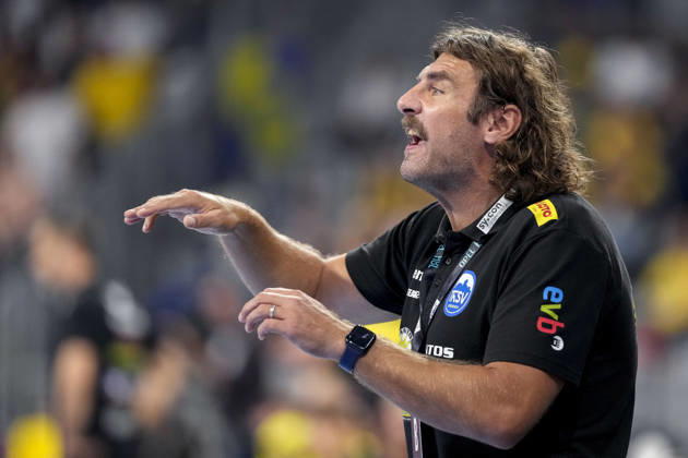 Sebastian Hinze, coach and head coach of ThSV, gives instructions, gesturing with his arms; single frame, single photo, action, October 8, 2026, Mannheim, Germany; handball, Bundesliga, Rhein-Neckar Löwen vs. ThSV Eisenach xozx