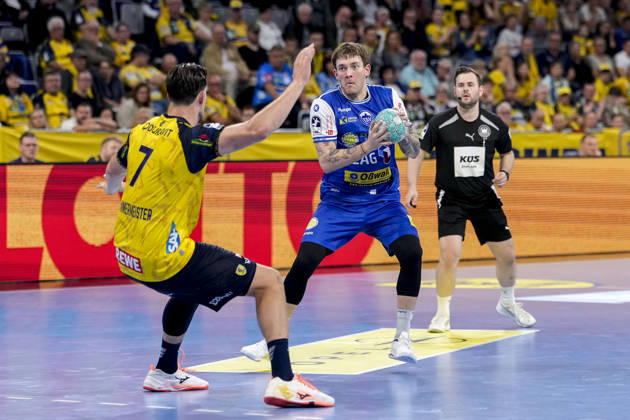 From left: Robert Timmermeister (RNL), 7, Elias Scholtes (ThSV), 4, tackle, game scene, duel, tackle, tackling, dynamism, action, 08 10 2026, Mannheim, Germany, handball, Bundesliga, Rhein-Neckar Löwen vs. ThSV Eisenach xozx