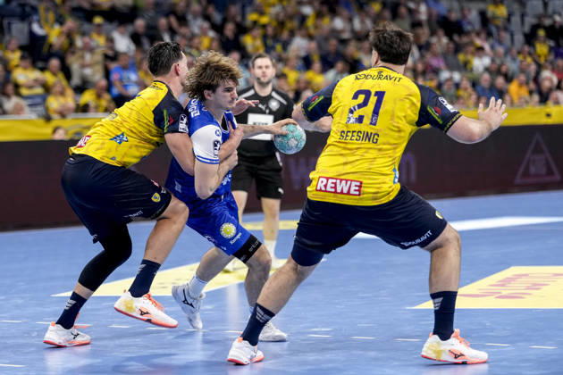 From left: Robert Timmermeister (RNL), 7, Stephan Seitz (ThSV), 44, Aron Seesing (RNL), 21, tackle, game scene, duel, tackle, tackling, dynamic, action, 08 10 2026, Mannheim, Germany, handball, Bundesliga, Rhein-Neckar Löwen vs. ThSV Eisenach xozx