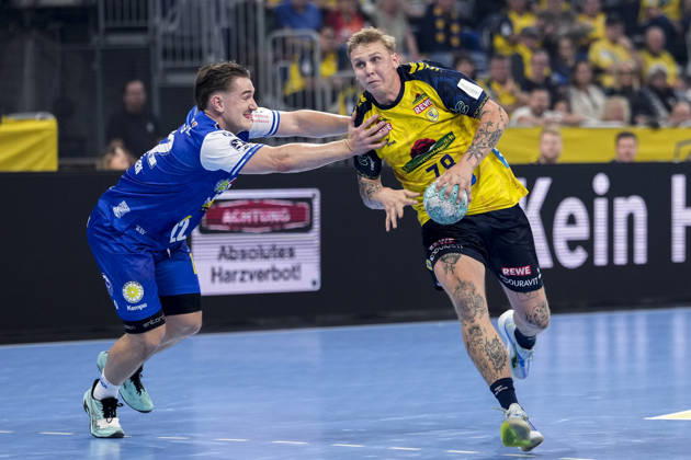 From left: Felix Aellen (ThSV), 22, Edwin Aspenbäck (RNL), 78, tackle, game scene, duel, tackle, tackling, dynamism, action, 08 10 2026, Mannheim, Germany, handball, Bundesliga, Rhein-Neckar Löwen vs. ThSV Eisenach xozx