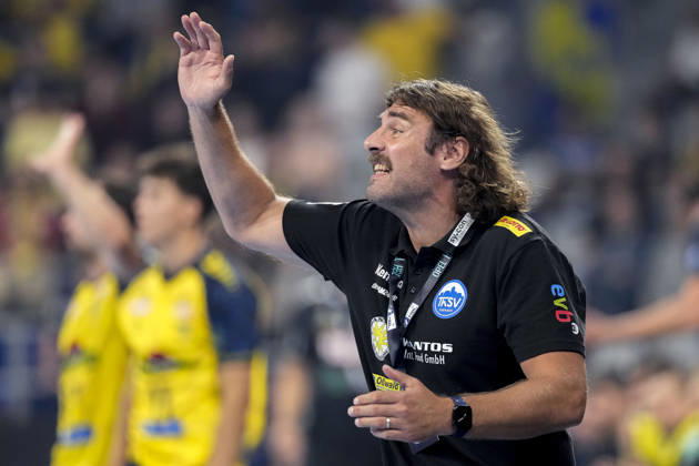Sebastian Hinze, coach and head coach of ThSV, gives instructions, gesturing with his arms; single frame, single photo, action, October 8, 2026, Mannheim, Germany; handball, Bundesliga, Rhein-Neckar Löwen vs. ThSV Eisenach xozx