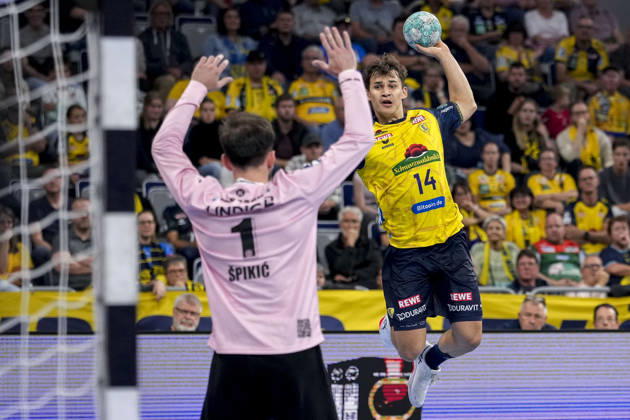 From left: Matija Spikic, goalkeeper, ThSV, 1; Gino Steenaerts, RNL, 14, on a jump shot, shot, goal attempt, action, game scene, October 8, 2026, Mannheim, Germany, handball, Bundesliga, Rhein-Neckar Löwen vs. ThSV Eisenach xozx