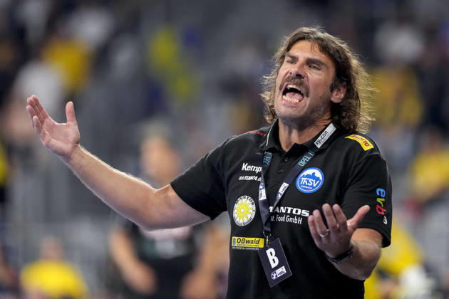Sebastian Hinze, coach and head coach of ThSV, gives instructions, gestures with his arms, single frame, single photo, action, is angry, calls out, shouts, screaming, 08 10 2026, Mannheim, Germany, handball, Bundesliga, Rhein-Neckar Löwen vs. ThSV Eisenach xozx