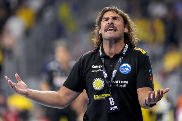 Sebastian Hinze, coach and head coach of ThSV, gives instructions, gesturing with his arms; single frame, single photo, action, October 8, 2026, Mannheim, Germany; handball, Bundesliga, Rhein-Neckar Löwen vs. ThSV Eisenach xozx