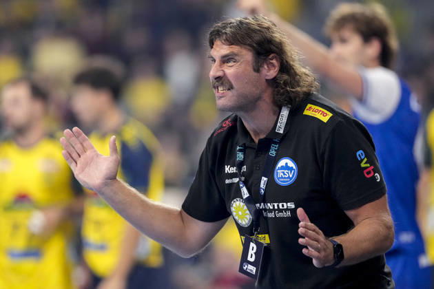 Sebastian Hinze, coach and head coach of ThSV, gives instructions, gesturing with his arms; single frame, single photo, action, October 8, 2026, Mannheim, Germany; handball, Bundesliga, Rhein-Neckar Löwen vs. ThSV Eisenach xozx