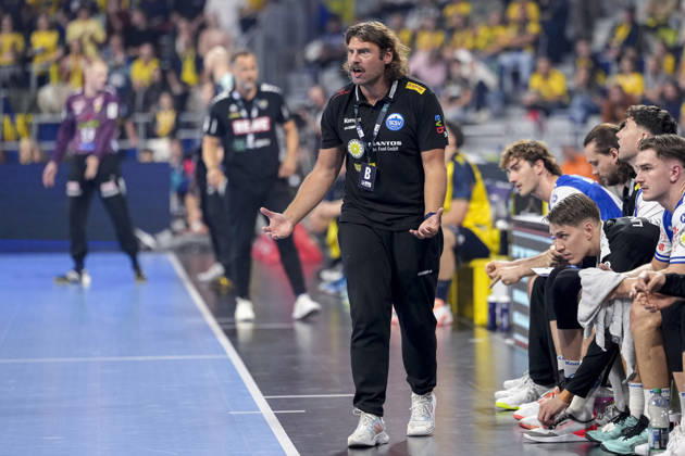 Sebastian Hinze, coach and head coach of ThSV, gives instructions, gesturing with his arms; close-up, full-body shot, single frame, single photo, action, on the sidelines, at the sideline, October 8, 2026, Mannheim, Germany, handball, Bundesliga, Rhein-Neckar Löwen vs. ThSV Eisenach xozx
