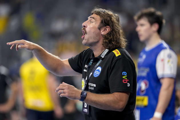 Sebastian Hinze, coach and head coach of ThSV, gives instructions, gesturing with his arms; single frame, single photo, action, 08 10 2026, Mannheim, Germany; handball, Bundesliga, Rhein-Neckar Löwen vs. ThSV Eisenach xozx