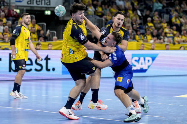 From left: Aron Seesing (RNL), 21, Felix Aellen ThSV, 22, Robert Timmermeister RNL, 7, tackle, game play, duel, tackle, tackling, dynamic, action, 08 10 2026, Mannheim, Germany, handball, Bundesliga, Rhein-Neckar Löwen vs. ThSV Eisenach xozx