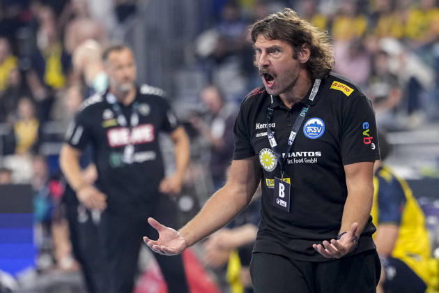 Sebastian Hinze, coach and head coach of ThSV, gives instructions, gestures with his arms, single frame, single photo, action, is angry, calls out, shouts, screaming, 08 10 2026, Mannheim, Germany, handball, Bundesliga, Rhein-Neckar Löwen vs. ThSV Eisenach xozx