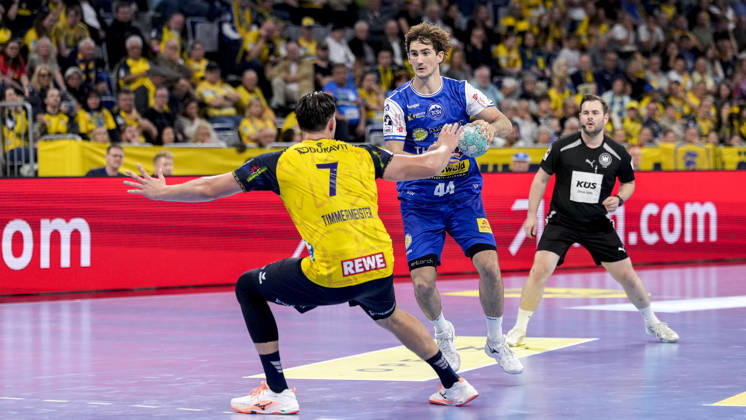 From left: Robert Timmermeister (RNL), 7, Stephan Seitz (ThSV), 44, tackle, game scene, duel, tackle, tackling, dynamism, action, 08 10 2026, Mannheim, Germany, handball, Bundesliga, Rhein-Neckar Löwen vs. ThSV Eisenach xozx