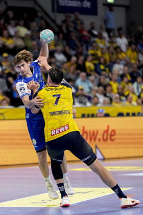 From left: Stephan Seitz (ThSV), 44, Robert Timmermeister (RNL), 7, tackle, game scene, duel, tackle, tackling, dynamism, action, 08 10 2026, Mannheim, Germany, handball, Bundesliga, Rhein-Neckar Löwen vs. ThSV Eisenach xozx