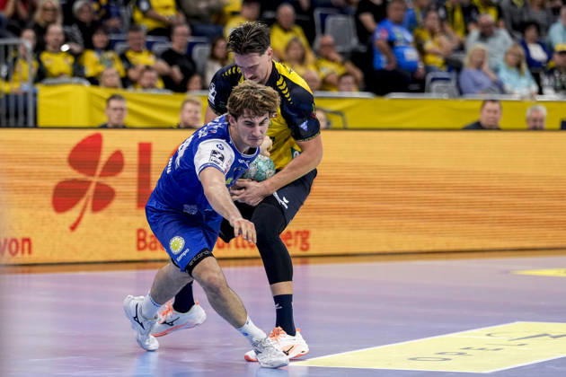 From left: Stephan Seitz (ThSV), 44, Robert Timmermeister (RNL), 7, tackle, game scene, duel, tackle, tackling, dynamism, action, 08 10 2026, Mannheim, Germany, handball, Bundesliga, Rhein-Neckar Löwen vs. ThSV Eisenach xozx