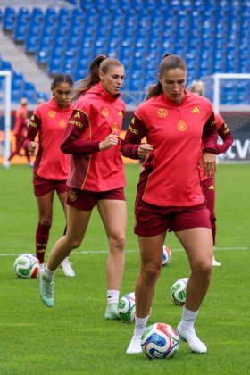 Karlsruhe, Germany, October 8, 2026 German Women s National Soccer Team: Final Training Session for the Friendly Match Between Germany and Australia. Pictured, from left: Jule Brand (Germany) and Melissa Kössler (Germany) Copyright: HMBxMedia MadeleinexFantini