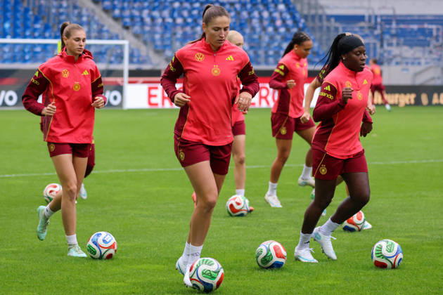 Karlsruhe, Germany, October 8, 2026 German Women s National Soccer Team: Final practice for the friendly match between Germany and Australia. Pictured, from left: Jule Brand (Germany), Melissa Kössler (Germany), and Nicole Anyomi (Germany) Copyright: HMBxMedia MadeleinexFantini