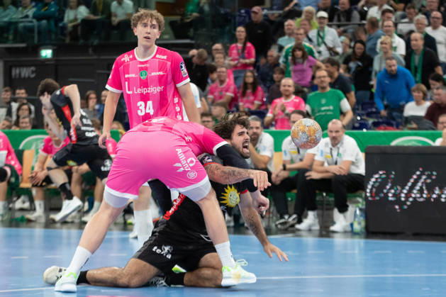Handball, HBL2 SC DHfK Leipzig vs. TuS N Lübbecke, October 8, 2026; Max Santos 4, TuS N Lübbecke is brought down; Anton Voß 34; SC DHfK Leipzig watches the play. Handball, 2nd Bundesliga, 2026–2027 season, Matchday 7: SC DHfK Leipzig vs. TuS N Lübbecke on October 8, 2026, at the Quarterback Immobilien Arena Leipzig Copyright: xBEAUTIFULxSPORTS JanxKaeferx
