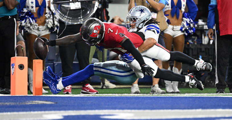 Tampa Bay Buccaneers Rashan Gary scores on a 5-yard reception against the Dallas Cowboys during their game at AT&T Stadium in Arlington, Texas on Thursday, October 8, 2026. ARL2026100822 IANxHALPERIN