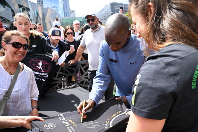 ELIUD KIPCHOGE MELBOURNE MARATHON OP, Elite marathon athlete Eliud Kipchoge signs autographs at a door stop during a fan event ahead of the Melbourne Marathon, in Melbourne, Friday, October 9, 2026. ( NO ARCHIVING MELBOURNE VICTORIA Australia Copyright: xJAMESxROSSx 20261009156820099581