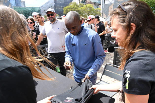 ELIUD KIPCHOGE MELBOURNE MARATHON OP, Elite marathon athlete Eliud Kipchoge signs autographs at a door stop during a fan event ahead of the Melbourne Marathon, in Melbourne, Friday, October 9, 2026. ( NO ARCHIVING MELBOURNE VICTORIA Australia Copyright: xJAMESxROSSx 20261009165150665770