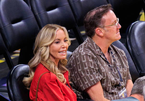 October 8, 2026, Los Angeles, California, USA: Governor of the Los Angeles Lakers, Jeanie Buss and husband Jay Mohr attend a preseason NBA, Basketball Herren, USA game between the Los Angeles Lakers and the Sacramento Kings on Thursday October 8, 2026 at Crypto.com Arena in Los Angeles, California. JAVIER ROJAS PI Los Angeles USA - ZUMAp124 20261008_zaa_p124_002 Copyright: xJavierxRojasx
