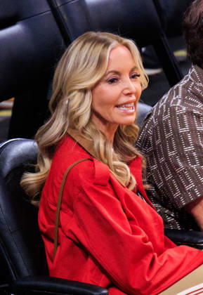 October 8, 2026, Los Angeles, California, USA: Governor of the Los Angeles Lakers, Jeanie Buss attends a preseason NBA, Basketball Herren, USA game between the Los Angeles Lakers and the Sacramento Kings on Thursday October 8, 2026 at Crypto.com Arena in Los Angeles, California. JAVIER ROJAS PI Lakers Vs. Kings  - ZUMAp124 20261008_zaa_p124_001 Copyright: xJavierxRojasx